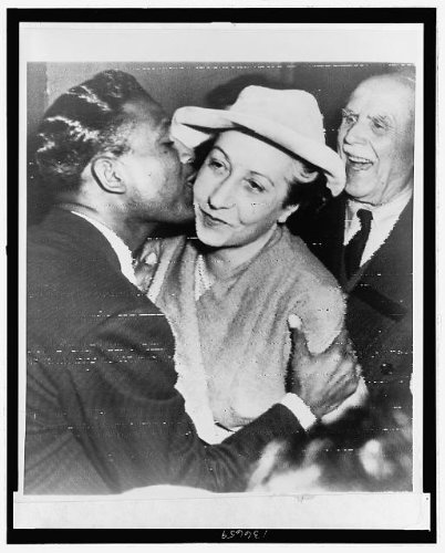 Sugar Ray Robinson kisses First Lady Auriol